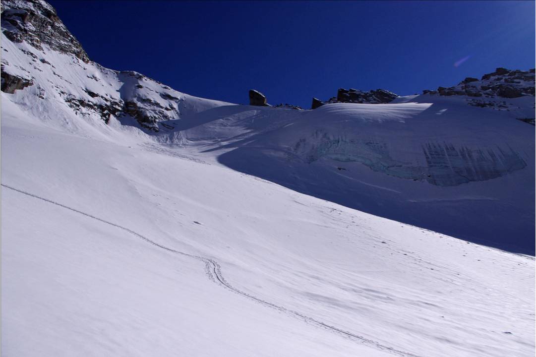 #23 4ème remontée del giorno : Sous le Col du Grand Neyron, je m 4ème remontée del giorno : Sous le Col du Grand Neyron, je m'installe dans une trace existante, et laisse filer les pieds et les jambes. Mais Dieu ce que cette trace est RAIDE... 15 cm de talons?