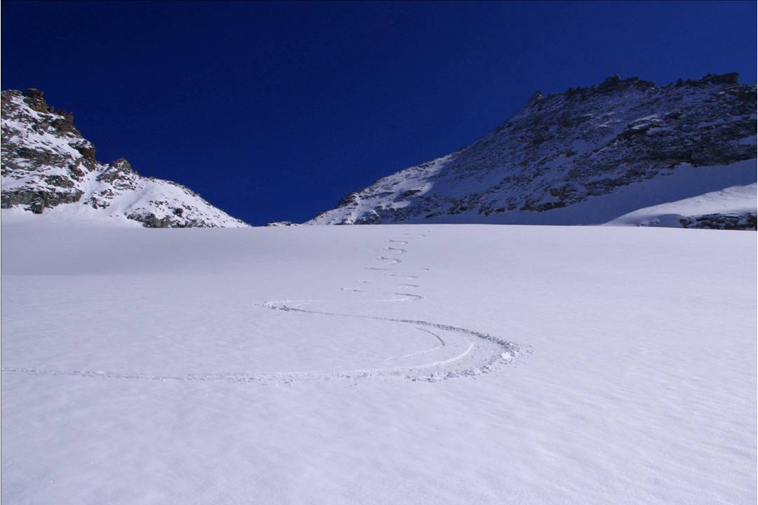 #22 Poudreuse au Grd Neyron : 3 ème descente de la journée sur le glacier du Grand Neyron: 10-15cm de poudreuse sur fond dur ou resistant... un passage de grand plaisir, alors que l Poudreuse au Grd Neyron : 3 ème descente de la journée sur le glacier du Grand Neyron: 10-15cm de poudreuse sur fond dur ou resistant... un passage de grand plaisir, alors que l'on se dit que les embuches de la journée sont passées. La face N de l'He