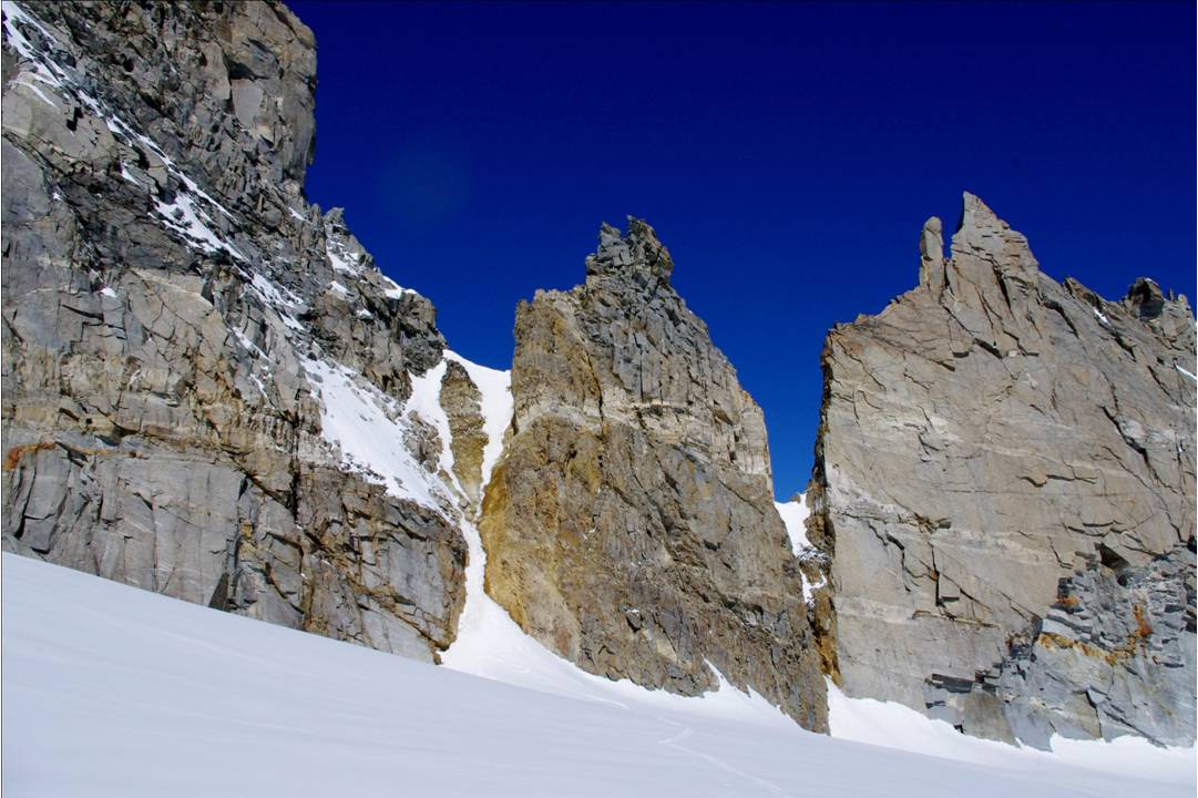 #13 Col Bonney SUD : Le Col Bonney vient d Col Bonney SUD : Le Col Bonney vient d'être descendu (branche de gauche). Bien expo, neige fondante sur sous couche glace, puis quelques pas en rochers instables... un vrai passage montagne!