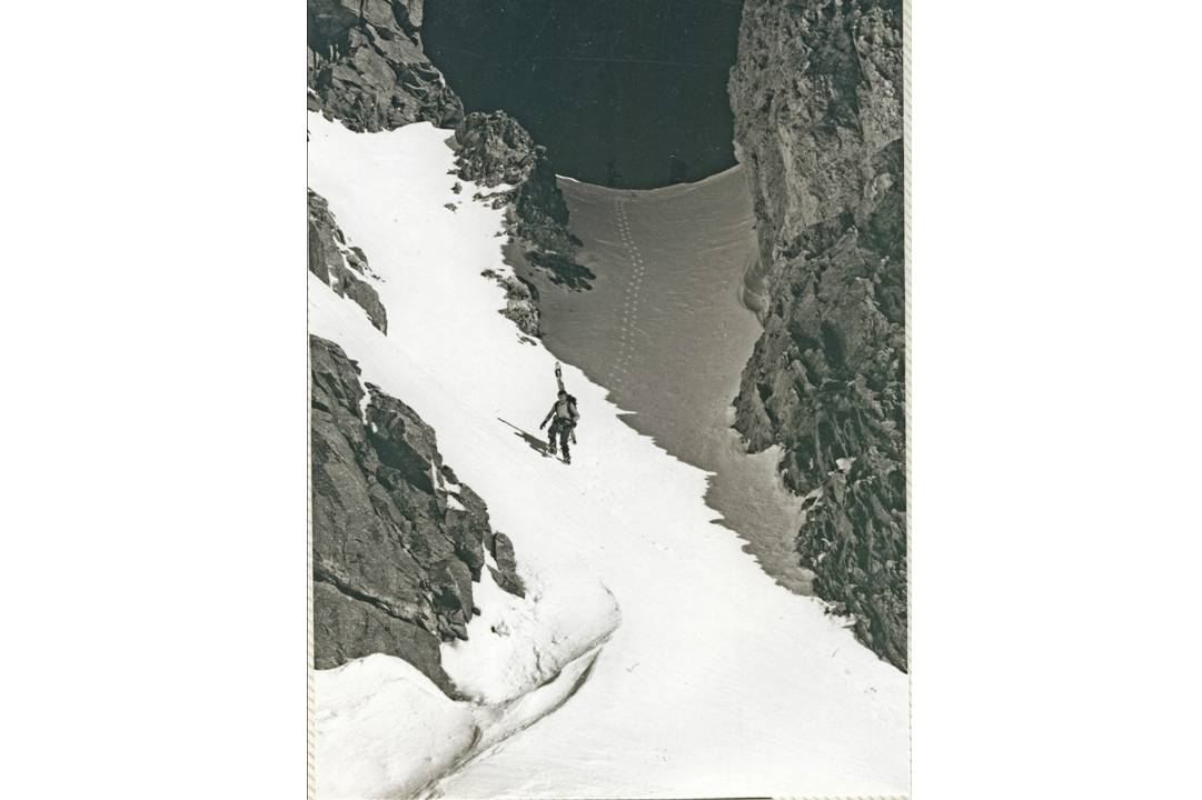 #4 Descente sur Tsasset : Le Col Bonney puit à neige, à comparer avec son état actuel, photo 6. Le couloir est colmaté par la neige, la rimaye est positionnée haute. Aujourd Descente sur Tsasset : Le Col Bonney puit à neige, à comparer avec son état actuel, photo 6. Le couloir est colmaté par la neige, la rimaye est positionnée haute. Aujourd'hui, c'est un passage en mixte et dry qui attend les "passeurs"!