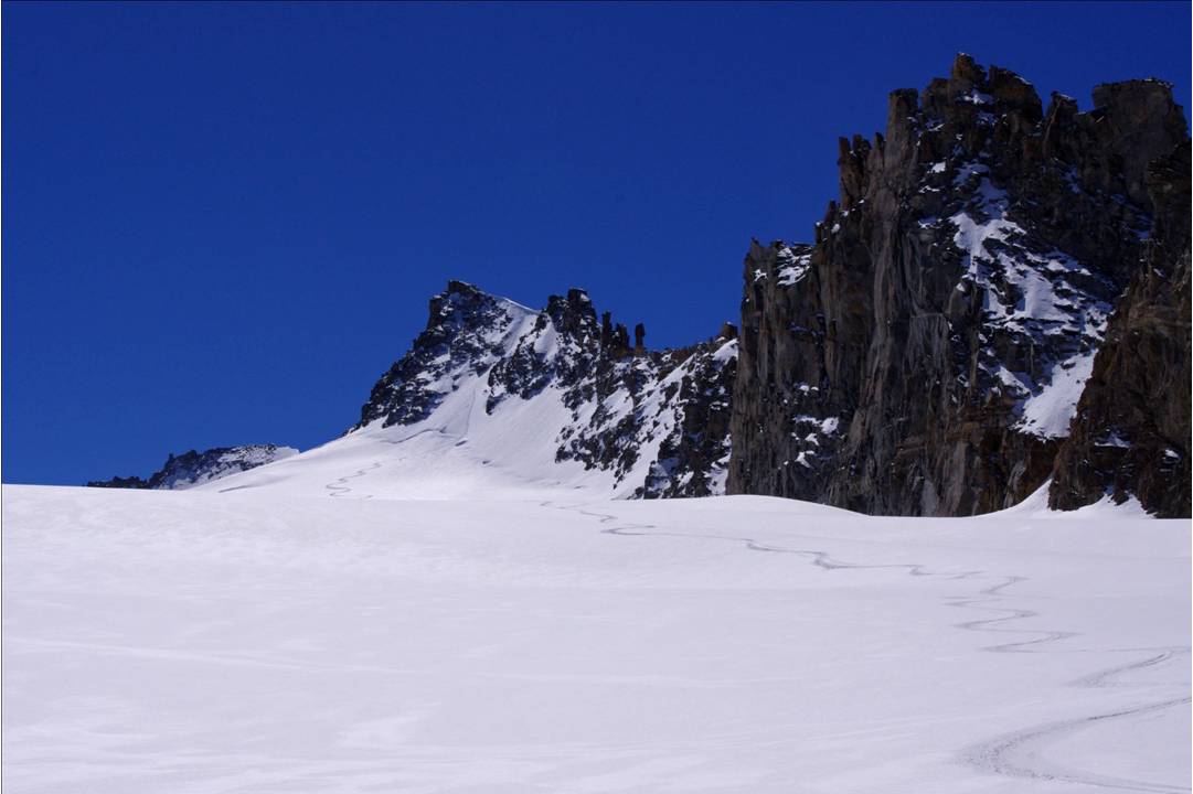 #19 Tsasset à la descente : Ambiance du glacier à la descente. Neige en train de revenir, sous la garde de clochetons rouges rangés comme en un défilé. Tsasset à la descente : Ambiance du glacier à la descente. Neige en train de revenir, sous la garde de clochetons rouges rangés comme en un défilé.