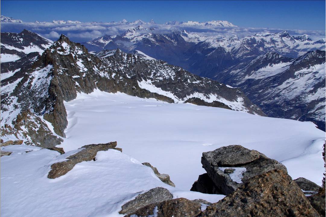 #18 Glacier Tsasset vu de haut : Un beau glacier en forme de croissant, qui s Glacier Tsasset vu de haut : Un beau glacier en forme de croissant, qui s'adosse aux faces SUD de l'Herbetet. Plane en partie supérieure, il se déchaîne quelque peu ensuite, dans les contraintes de rotation du parcours vers la droite, et de chute de