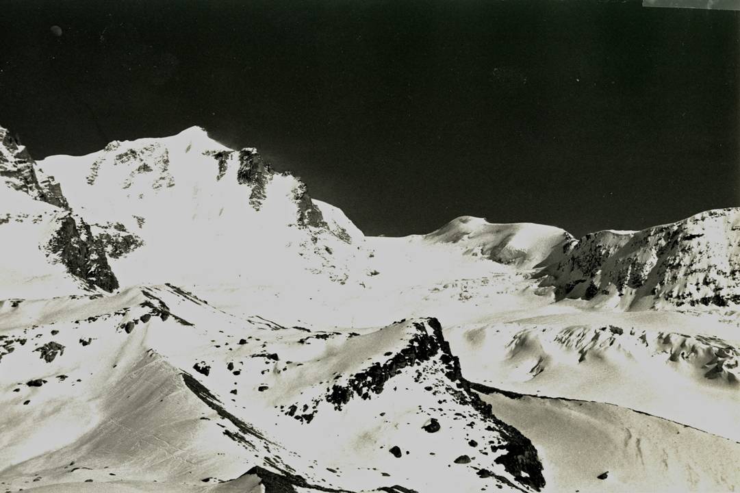#2 Face N du Grand Paradis : Le glacier de Laveciau vu depuis Chabod. Les glaciers sont fournis. Les couloirs de la NW plus remplis, laissent moins de place aux piliers rocheux, nivelés par la neige (Cf. photo 18). Face N du Grand Paradis : Le glacier de Laveciau vu depuis Chabod. Les glaciers sont fournis. Les couloirs de la NW plus remplis, laissent moins de place aux piliers rocheux, nivelés par la neige (Cf. photo 18).