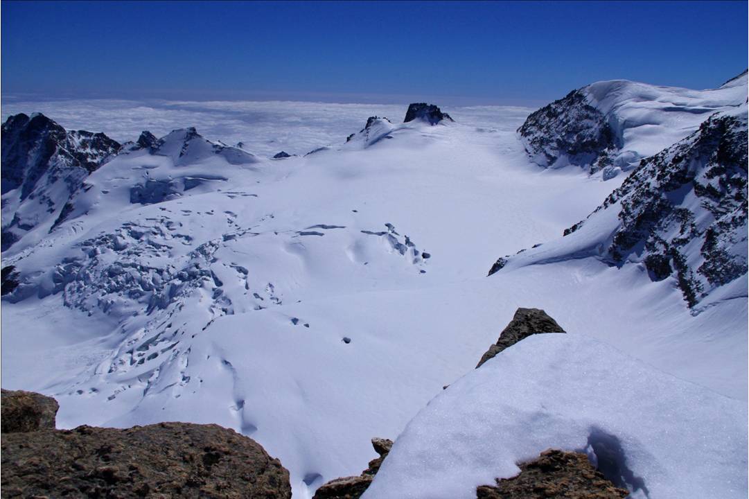 #17 Au dessus du Piémont : Le glacier de la Tribolazzione plane au dessus des nuages du Piémont. Au dessus du Piémont : Le glacier de la Tribolazzione plane au dessus des nuages du Piémont.