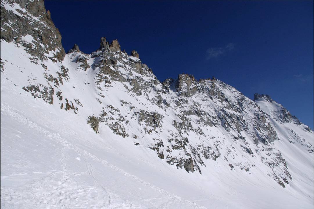 #24 Becca au soleil du soir : Col Bonney et face W de la Becca di Montandayné rayonnantes. Les ombres du matin, sont devenues lumière. Chacun son tour. Becca au soleil du soir : Col Bonney et face W de la Becca di Montandayné rayonnantes. Les ombres du matin, sont devenues lumière. Chacun son tour.