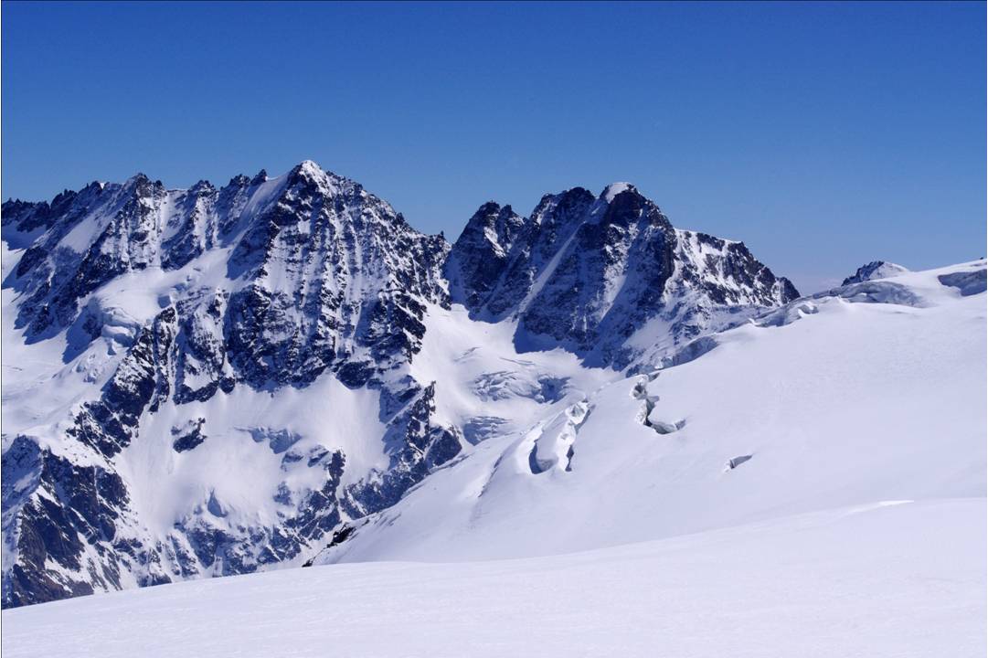 #20 Roccia Viva : Cà c Roccia Viva : Cà c'est pour le "français de Turin"... la Roccia Viva (et à sa droite la Becca di Gay) se détache au dessus du glacier de Tsasset. J'ai de bons (excellents!) souvenirs de sa face N en crampons... mais je ne la ferais pas à sk
