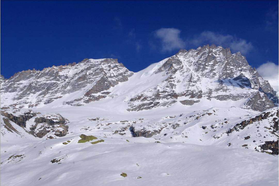 #26 La coupole englacée de la Beca : Dans une neige qui à 17h30 et 18h est restée totalement skiable, je salue la Becca di Montandayné, et sa belle capsule horizontale de glace sommitale. Les clochetons rouges montent sa garde. La coupole englacée de la Beca : Dans une neige qui à 17h30 et 18h est restée totalement skiable, je salue la Becca di Montandayné, et sa belle capsule horizontale de glace sommitale. Les clochetons rouges montent sa garde.