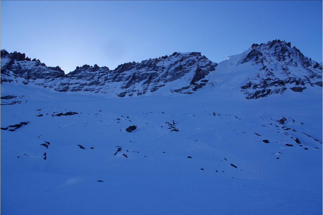 #10 Becca à contrejour : Le soleil se lève de l Becca à contrejour : Le soleil se lève de l'autre côté de la Becca et de son col S. Le col Bonney n'est pas encore apparent. On voit son échancrure et devine son plan incliné en haut à gauche, sous le ressaut de l'arête de l'Herbetet.