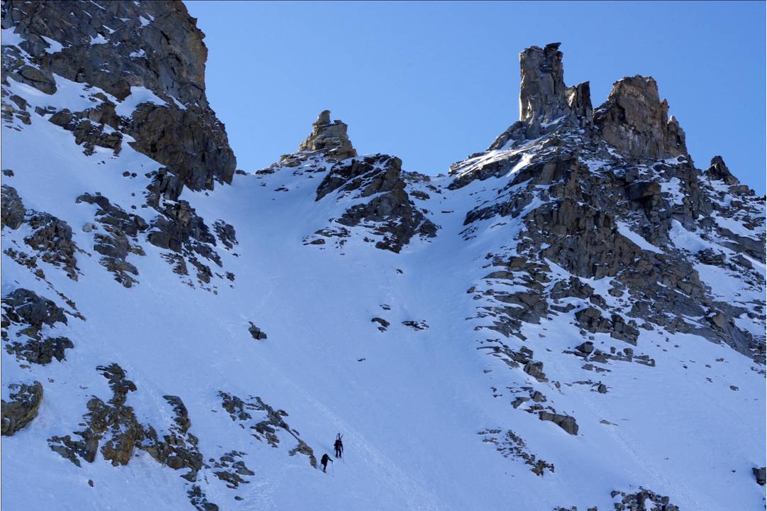 #12 Trace italienne : 2 alpinistes italiens font la trace du Col Bonney. Les bombements sur rochers sont meubles et fuyants, avec des particules instables. Pour moi, en N°3, c Trace italienne : 2 alpinistes italiens font la trace du Col Bonney. Les bombements sur rochers sont meubles et fuyants, avec des particules instables. Pour moi, en N°3, c'est archi confort.