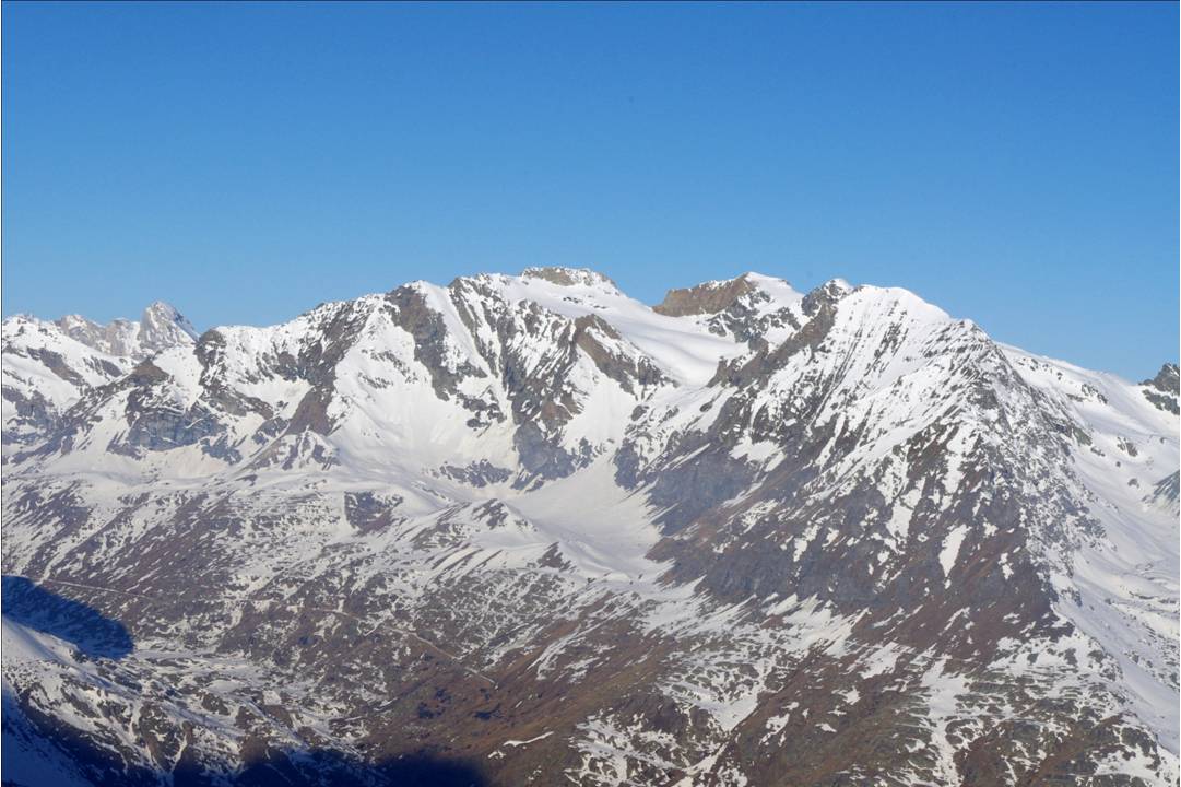 #11 Lever de soleil sur Taou Blanc : Au même moment, c Lever de soleil sur Taou Blanc : Au même moment, c'est une radieuse lumière sur Entrelor, Aouille et Taou Blanc... en face.