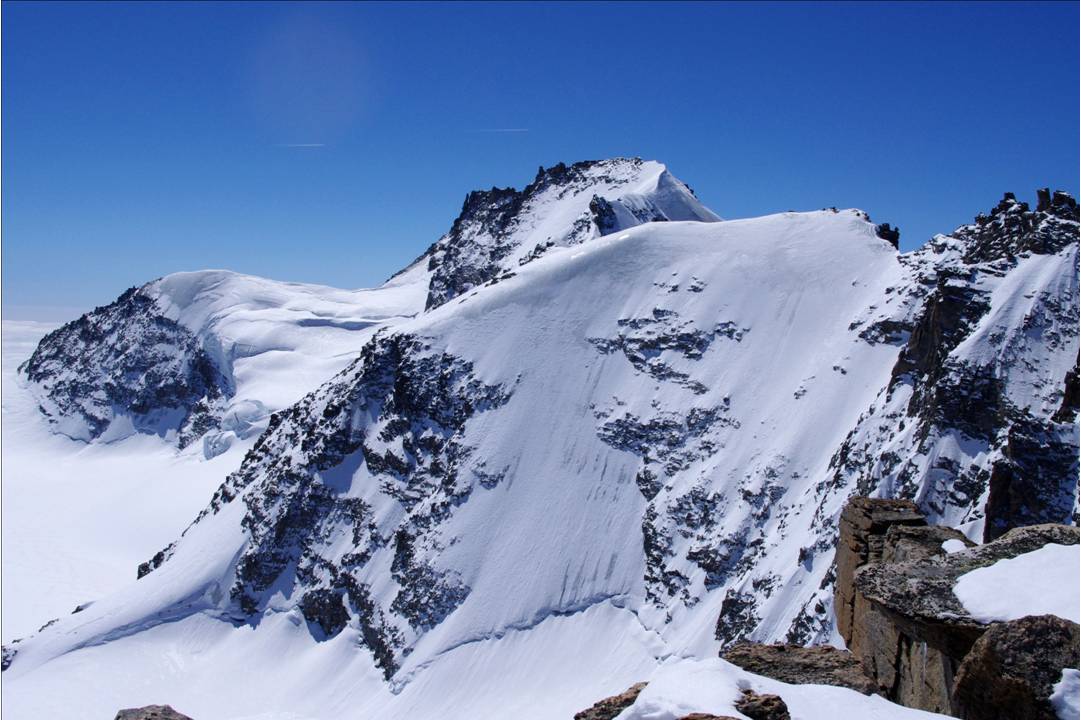 #16 Petit et Grand Pa : Au sommet, on dispose d Petit et Grand Pa : Au sommet, on dispose d'un sacré environnement... Petit et Gran Paradis en enfilade. Pas encore en conditions question "ripido".