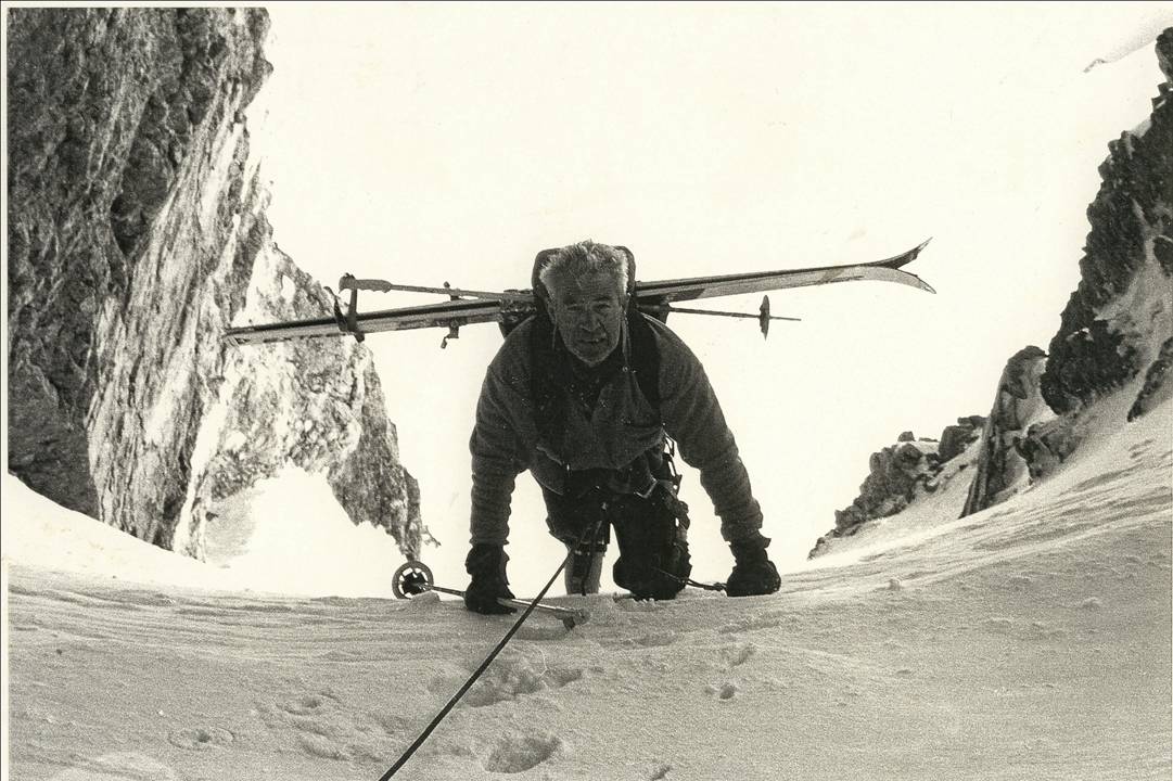 #3 Au Col Bonney : Franchissement du Col Bonney, dans une neige abondante, qui marque le pas. Au Col Bonney : Franchissement du Col Bonney, dans une neige abondante, qui marque le pas.