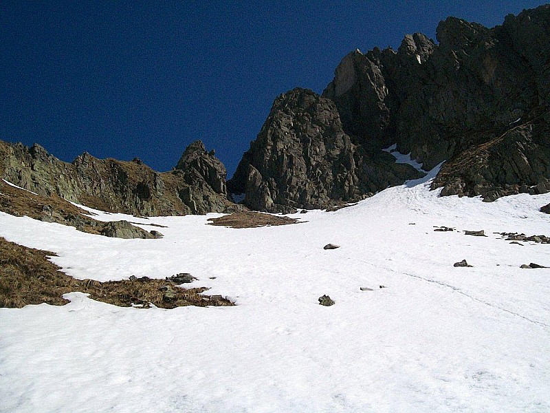 #4 Couloir : J Couloir : J'ai voulu couper vers le nord avant le passage habituel qui va vers le col de Bérard... Je suis monté mais derrière c'était injouable ; surtout seul et sans corde.