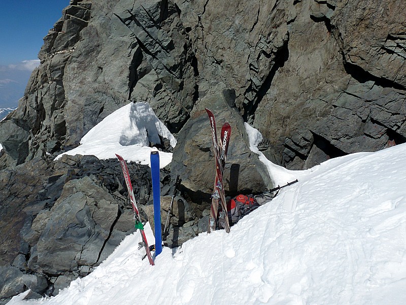 Dépose des skis : Dépose des skis au niveau d'une brèche vers 3540m