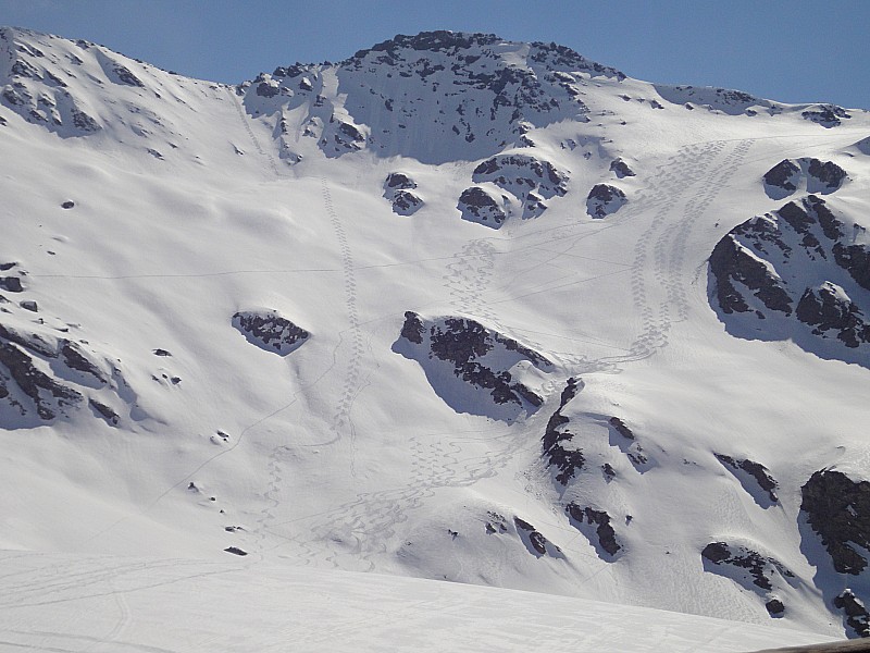 #21 Versant nord Caramantran : Des traces trop tentantes depuis le refuge Agnel. C Versant nord Caramantran : Des traces trop tentantes depuis le refuge Agnel. C'est encore en poudre à 16h...