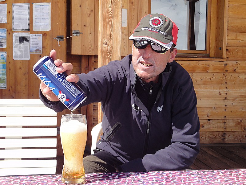 #20 refuge agnel : Enfin la bière après la montée torride du col Agnel refuge agnel : Enfin la bière après la montée torride du col Agnel
