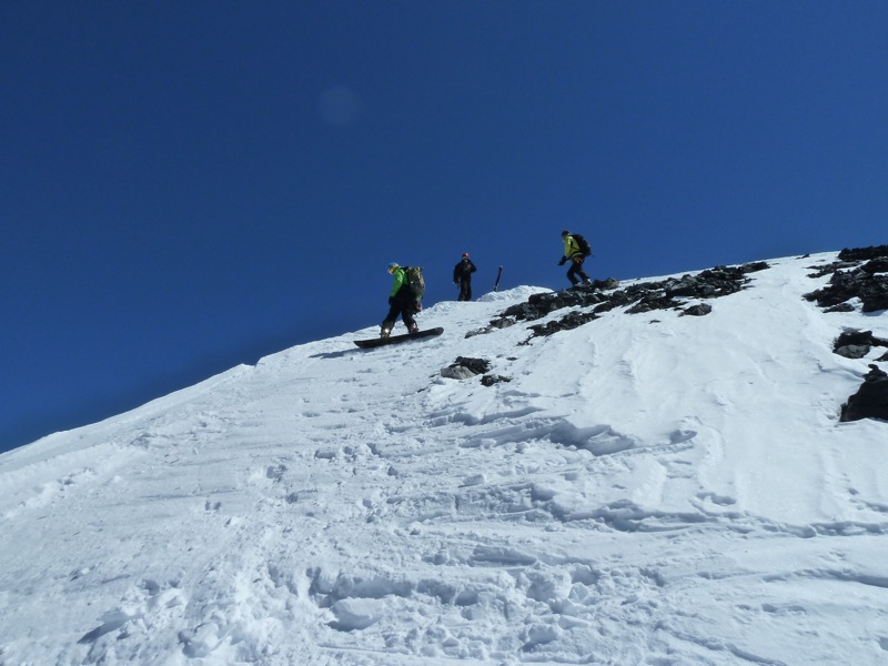 #7 Premiers virages sur l Premiers virages sur l'arete : Premiers virages sur l'arete pour Jon, 1600m de face Nord, 1600m de face Ouest, 4 m de neige durcie - du bon gaz!