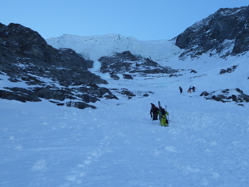 #3 Sous le serac : Sous le serac, on peut rester bien a gauche en grimpant un peu de glace facile, mais pas completement a l Sous le serac : Sous le serac, on peut rester bien a gauche en grimpant un peu de glace facile, mais pas completement a l'abri...