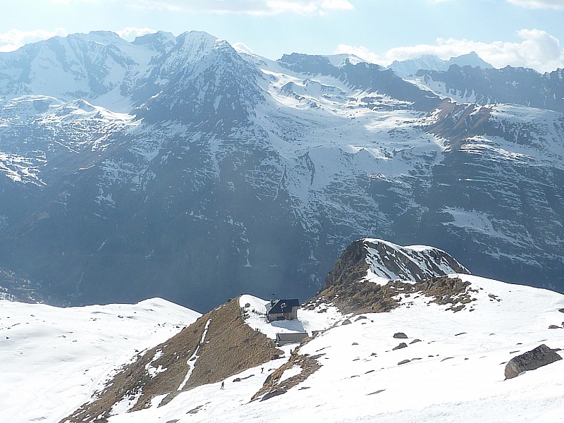 #3 Descente sur Chabod : Descente en bonne moquette sur le refuge avec beau panorama. Descente sur Chabod : Descente en bonne moquette sur le refuge avec beau panorama.