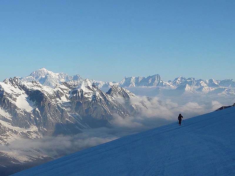 J2:montée sur le glacier : avec Mt Blanc et Jorasses au fond
