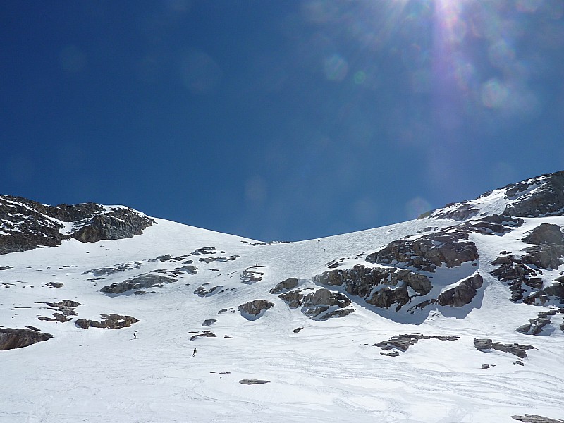 #6 Descente face nord : Petit reste de poudreuse sur la droite le long des rochers... Descente face nord : Petit reste de poudreuse sur la droite le long des rochers...