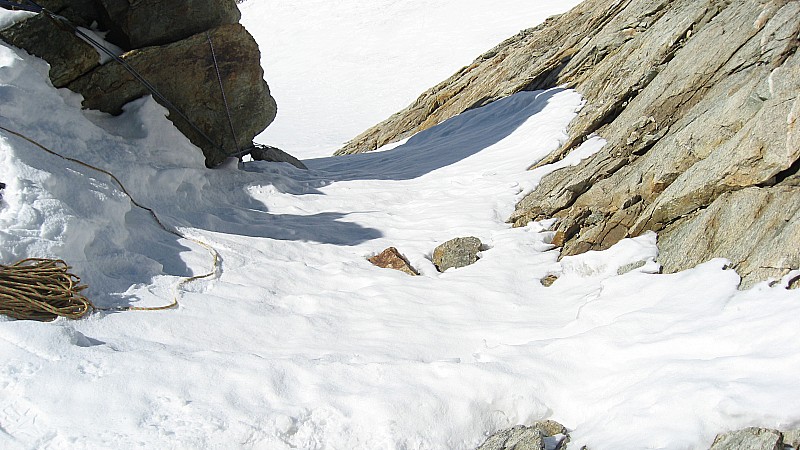 #12 départ brèche cochette : en assez bonne condition d départ brèche cochette : en assez bonne condition d'après les autres photos que j'ai vues, plusieurs anneaux qui semblent se prolonger par une corde fixe ensevelie mais pas de maillon rapide