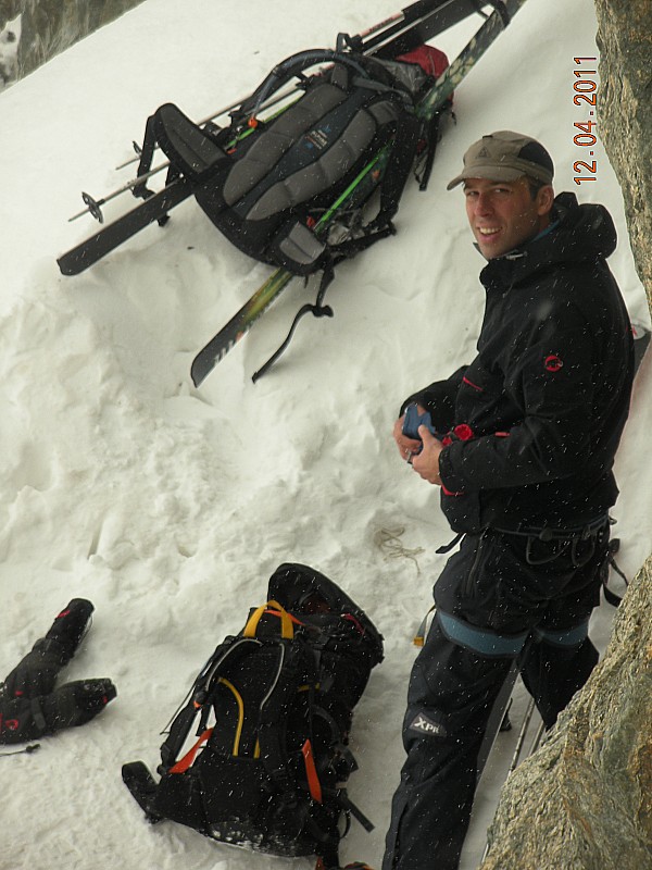 #8 fin descente en rappel : j fin descente en rappel : j'ai même trouver une grotte pour ranger mon matos, heureusement pas de yéti....