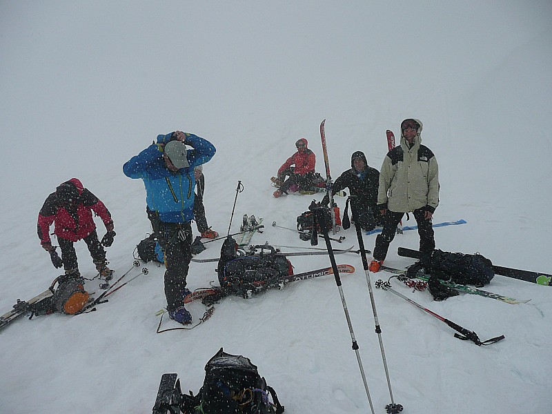 #6 jour blanc glacier du trient : enléve les peaux, descente à vue, visibilitée quasi nul, heureusement dieux créa le GPS!!! jour blanc glacier du trient : enléve les peaux, descente à vue, visibilitée quasi nul, heureusement dieux créa le GPS!!!