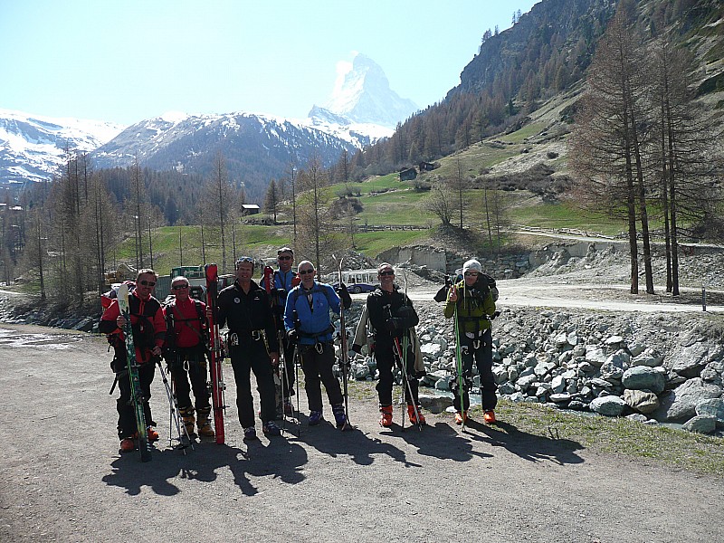 #36 arrivée à ZERMAT : le groupe avec le cervin au fond!! arrivée à ZERMAT : le groupe avec le cervin au fond!!