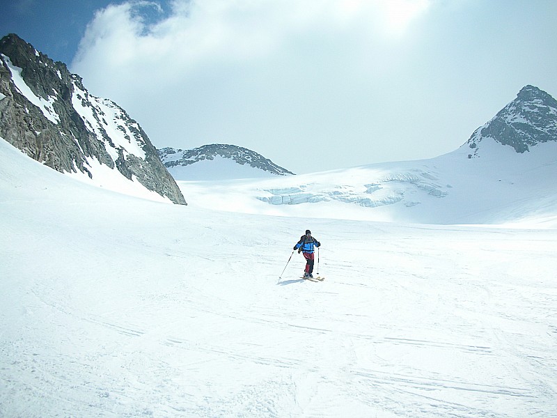 #14 Dôme de Polset : Gégé à la descente par le vallon glacier de gauche cette fois ci - Attention au sérac ... Dôme de Polset : Gégé à la descente par le vallon glacier de gauche cette fois ci - Attention au sérac ...