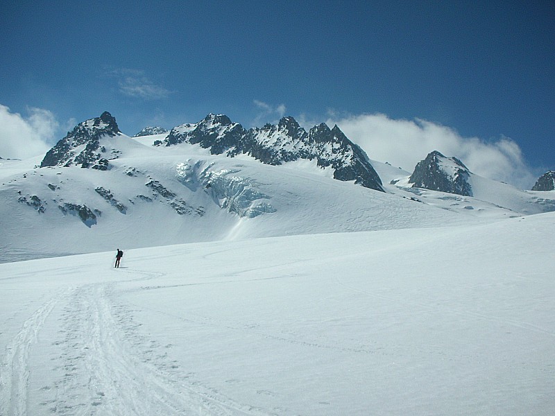 #8 Dôme de Polset : Montée à droite puis au dessus du serac du glacier du milieu... on devine les traces à la descente Dôme de Polset : Montée à droite puis au dessus du serac du glacier du milieu... on devine les traces à la descente