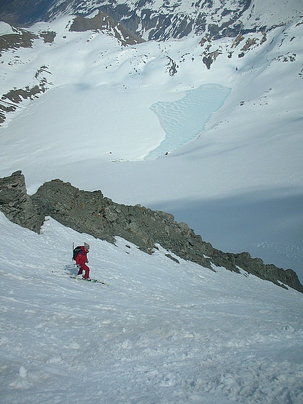 #17 Dôme de Polset : Cyrille ouvre prudemment, tout n Dôme de Polset : Cyrille ouvre prudemment, tout n' est pas purgé dans les combes au dessus du Lac ...