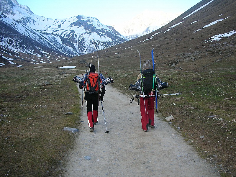 #1 Dôme de Polset : Portage depuis le parking des Ruelles - Objectif Polset au fond Dôme de Polset : Portage depuis le parking des Ruelles - Objectif Polset au fond