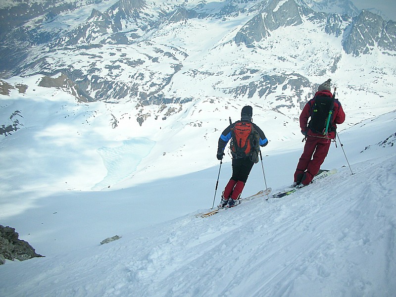 #16 Dôme de Polset : Gégé et Cyrille à la descente par une combe au surplomb du Lac Blanc ... Dôme de Polset : Gégé et Cyrille à la descente par une combe au surplomb du Lac Blanc ...