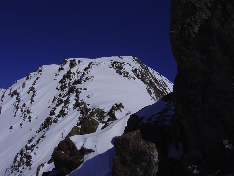 #3 Col de l Col de l'Amiante, Rocher Blanc : Le Rocher Blanc depuis le col de l'Amiante, on voit le petit passage dans les rochers et la pente à remonter pour atteindre le sommet (pente particulièrement bien enneigée)