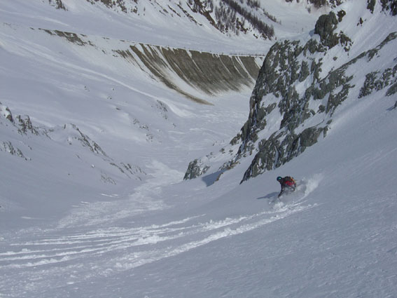 descente4 : jérôme taille des courbes de géant dans le bas...