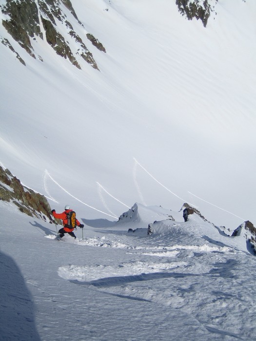 #5 Deuxième couloir sans nom : Voici le couloir que nous avons descendu avec au deuxième plan la trace de montée.
C Deuxième couloir sans nom : Voici le couloir que nous avons descendu avec au deuxième plan la trace de montée.
C'est assez raide mais la neige est bonne.