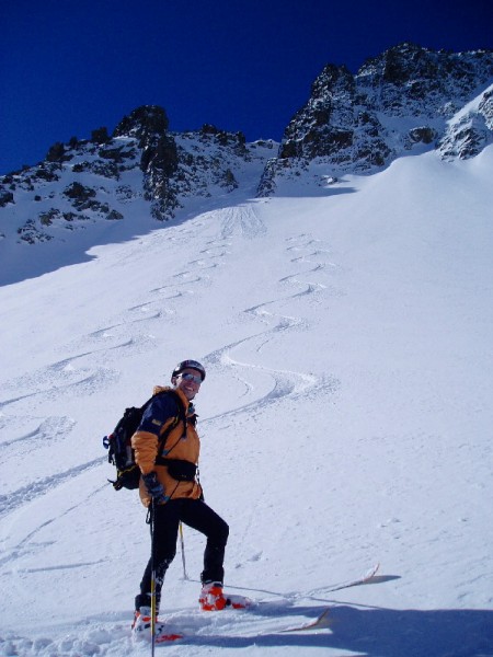 #1 Tchouf est satisfait : 1ère descente extra ; on en redemande et on va se diriger vers la brèche pour un autre couloir... Tchouf est satisfait : 1ère descente extra ; on en redemande et on va se diriger vers la brèche pour un autre couloir...