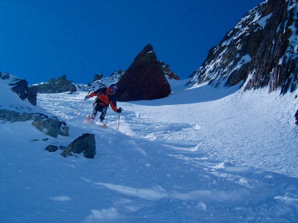#2 Virage serré : Nous sommes dans le couloir de droite de la face nord du Villonnet; tchouf vire dans une pente qui frôle les 50° Virage serré : Nous sommes dans le couloir de droite de la face nord du Villonnet; tchouf vire dans une pente qui frôle les 50°