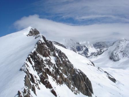 sommet W des Dômes de Miage : Les Dômes de Miage déjà bien tracés et les contreforts du Mt-Blanc dans les nuages