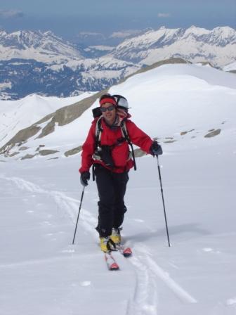 Philippe et les Aravis au fond : Vue de la Grande Balmaz au fond à droite, skiée ce jour par un skitourien, pas l'air mal...