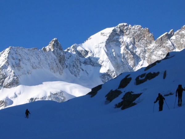 Vallon de Lanchâtra : En arrivant vers 2000m, le vallon s'élargit et nous offre une vue "haute montagne" sur le glacier du Montagnon et les sommets alentours. C'est là que nous quittons le vallon pour les pentes menant au col Jean Martin