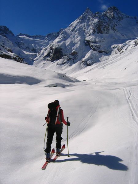 #1 Vue sur le fond de vallon : On distingue bien la Tête du Milieu sur la Droite. Le Col de la Muande c Vue sur le fond de vallon : On distingue bien la Tête du Milieu sur la Droite. Le Col de la Muande c'est l'échancrure sur le bord gauche.