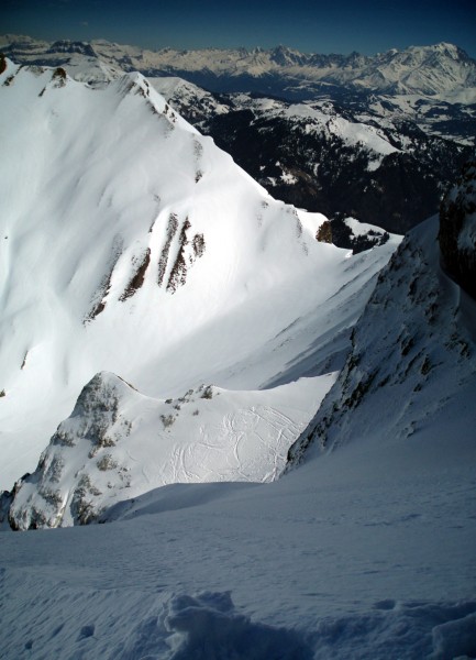 #5 Vue sur le couloir Combaz. : Le Combaz a été très tracé. Photo prise juste avant la traversée à droite pour rejoindre la corniche. Vue sur le couloir Combaz. : Le Combaz a été très tracé. Photo prise juste avant la traversée à droite pour rejoindre la corniche.