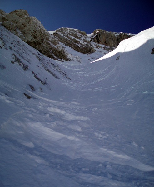 #2 Le premier couloir vu du bas : Etroit à cause des cailloux, et juste au dessus de la barre. Le premier couloir vu du bas : Etroit à cause des cailloux, et juste au dessus de la barre.