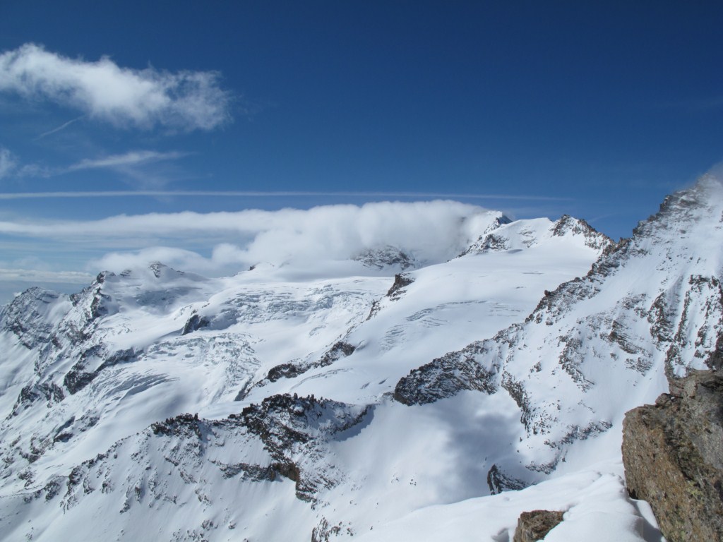 #19 Du sommet vue S : Groupe du Grand Paradis dans les nuages et glacier de la Tribolazione Du sommet vue S : Groupe du Grand Paradis dans les nuages et glacier de la Tribolazione