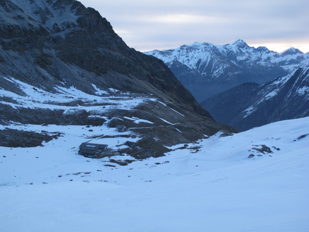 #4 Refuge Vittorio Sella : Départ au matin
Le ciel est encore chargé
L Refuge Vittorio Sella : Départ au matin
Le ciel est encore chargé
L'enneigement est correct depuis le refuge