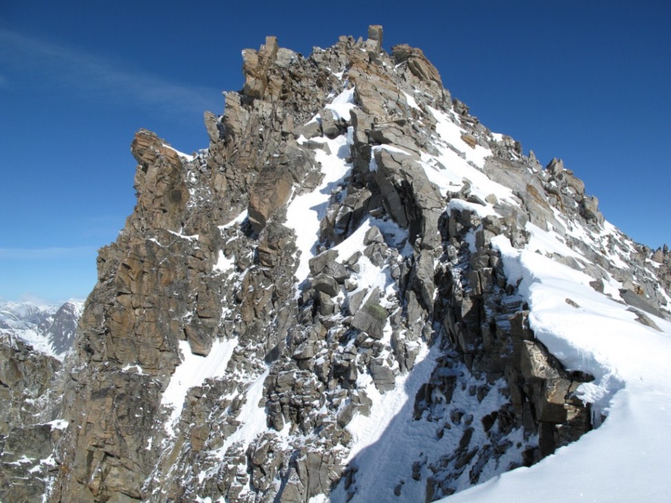 #13 Au pied du Gran Serra (Sertz) : On pose les skis et le sommet se gravie en crampons le long des pentes à droite Au pied du Gran Serra (Sertz) : On pose les skis et le sommet se gravie en crampons le long des pentes à droite