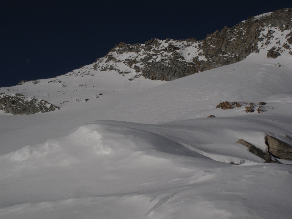Au pied du glacier du Gran Val : Le sommet en haut à gauche qui domine les dernières pentes