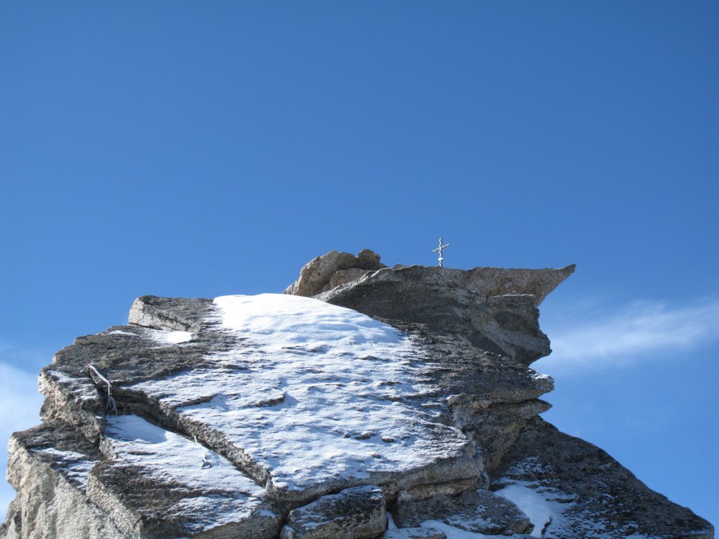 #15 La croix du Gran Serra : Je stoppe au pied des derniers mètres car en solo cela me semble un peu expo La croix du Gran Serra : Je stoppe au pied des derniers mètres car en solo cela me semble un peu expo